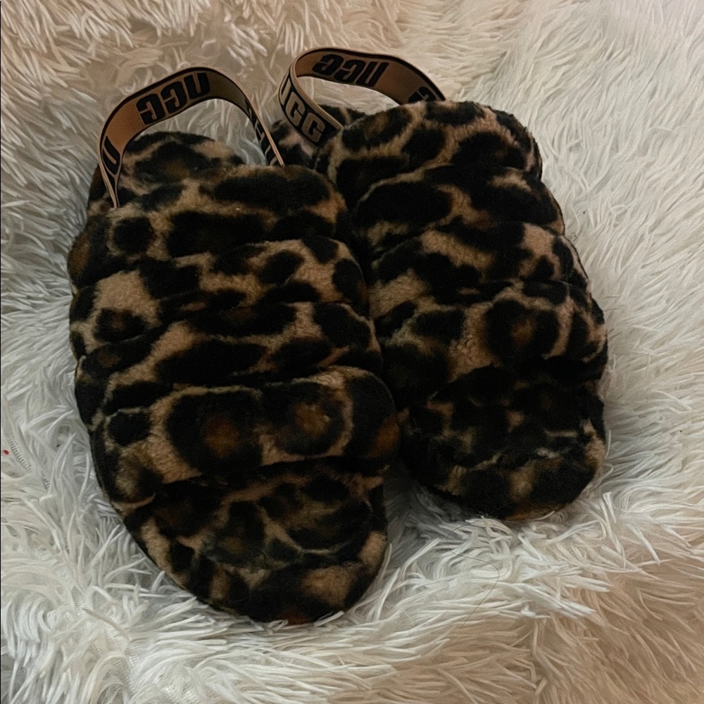 UGG Leopard Print Cozy Slippers – Women’s 10